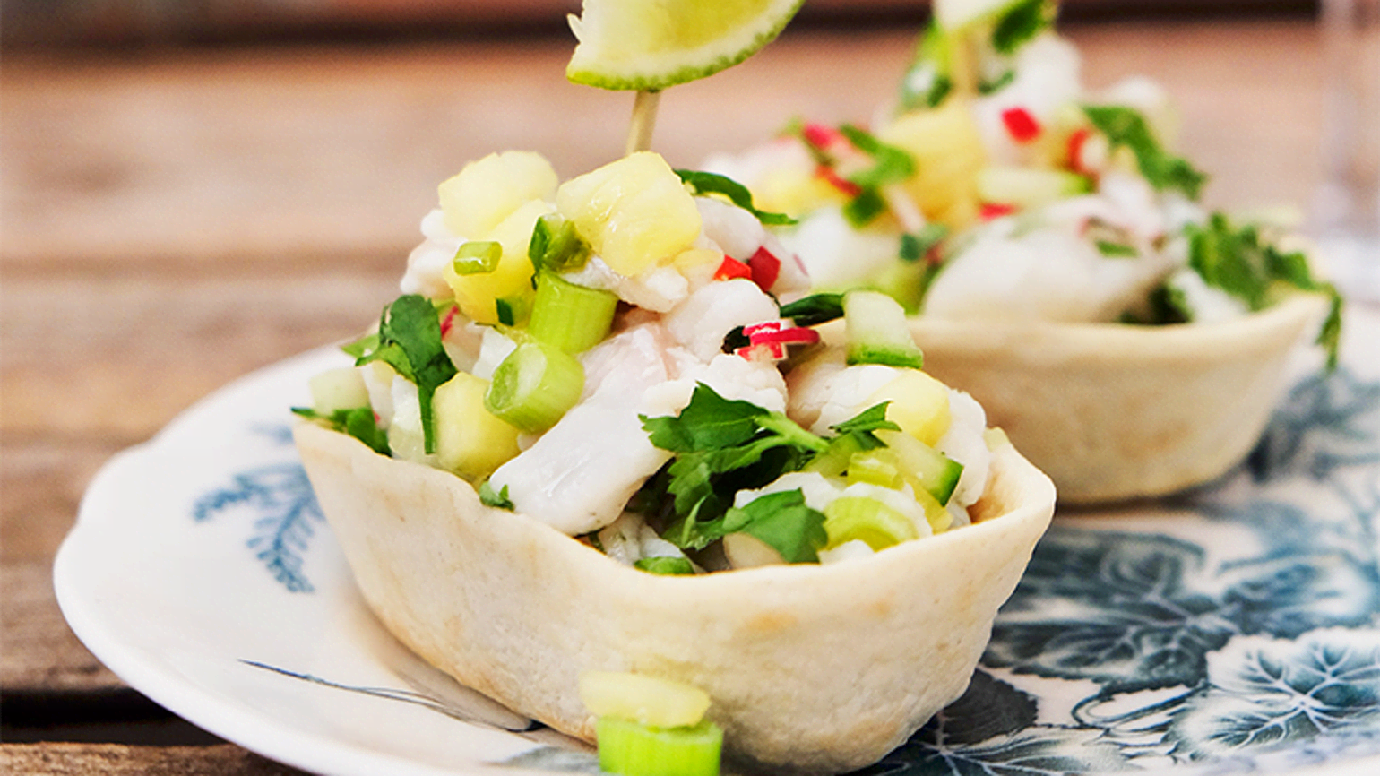 Ceviche de pescado på limemarineret torskefilet med ananas og revede radiser